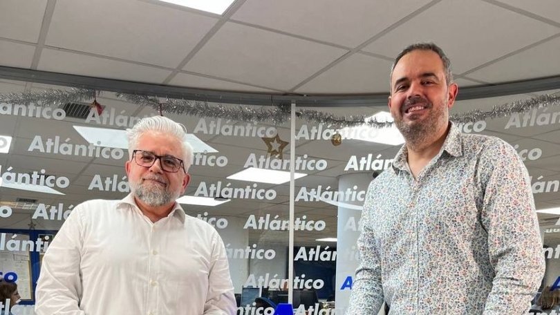 José Yuste y Óscar Ferreiro, en el set de Atlántico TV.