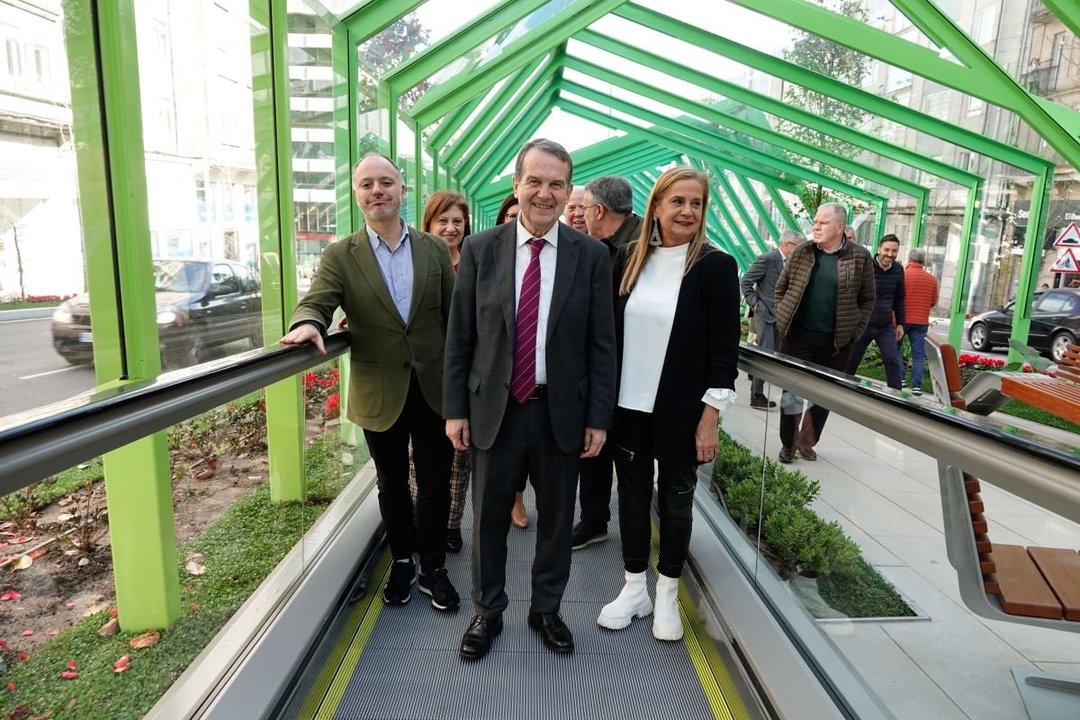 Abel Caballero en la inauguración de las rampas de Gran Vía, junto a David Regades y Carmela Silva.
