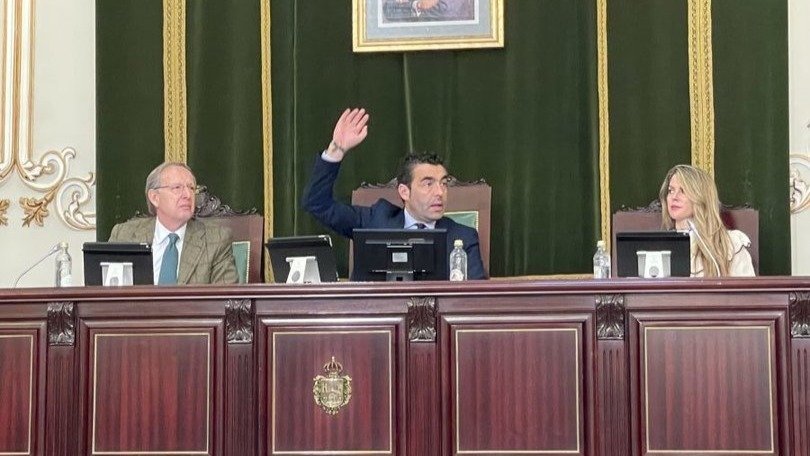 El presidente de la Diputación, Luis López “Lugués”, en la votación del pleno celebrado ayer.