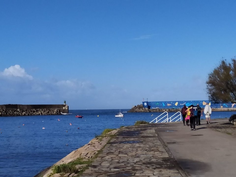 Un grupo de peregrinos paseando por el puerto de A Guarda.