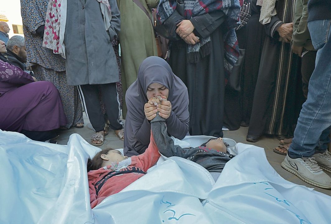 Una madre llora a sus gemelos que murieron en un ataque aéreo israelí contra Nuseirat.