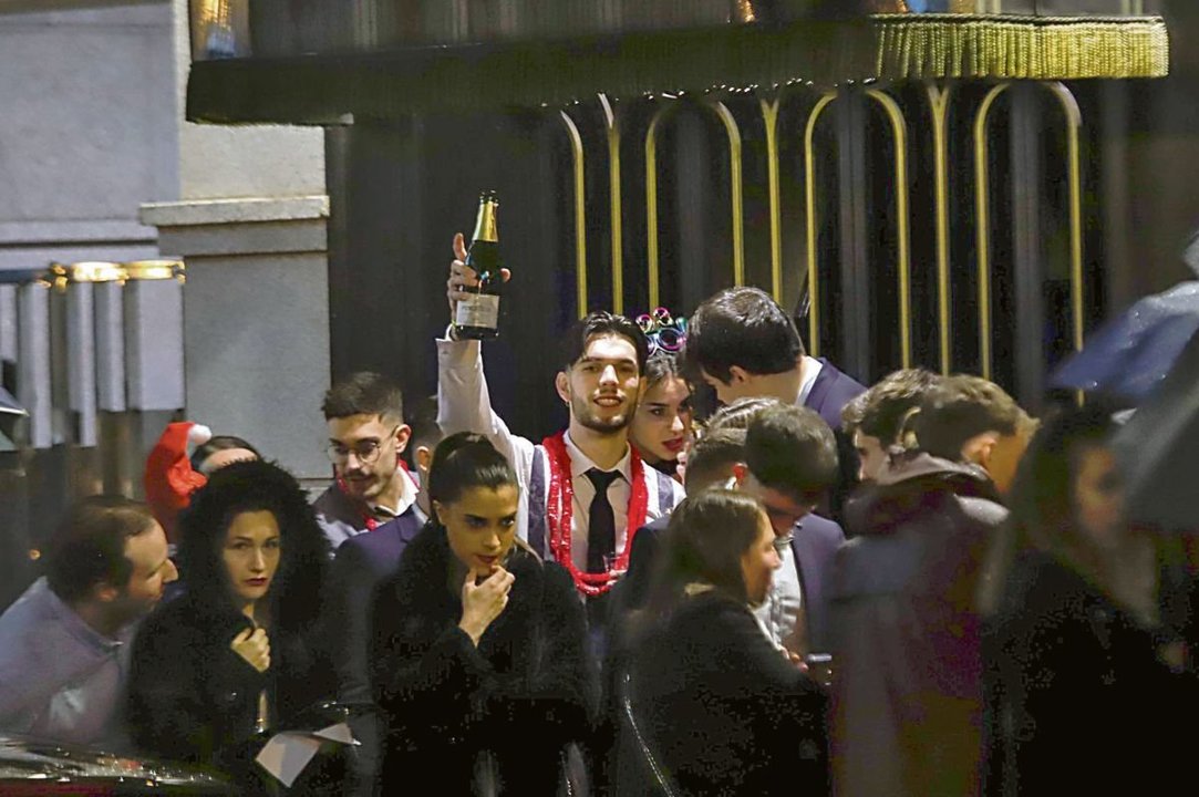 Jóvenes de fiesta en Vigo con champán en la celebración del Fin de Año pasado.