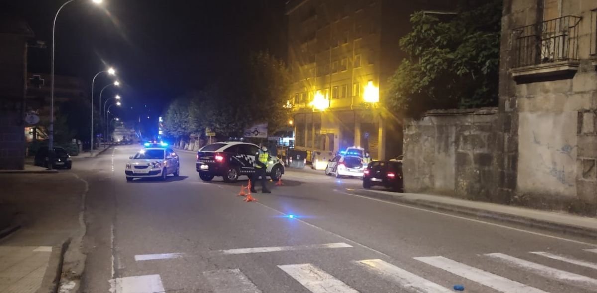 Efectivos policiales vigilando la circulación de vehículos en la rúa Real de Ponteareas.