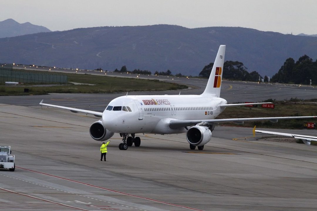 Un avión de Iberia aterriza en Peinador.