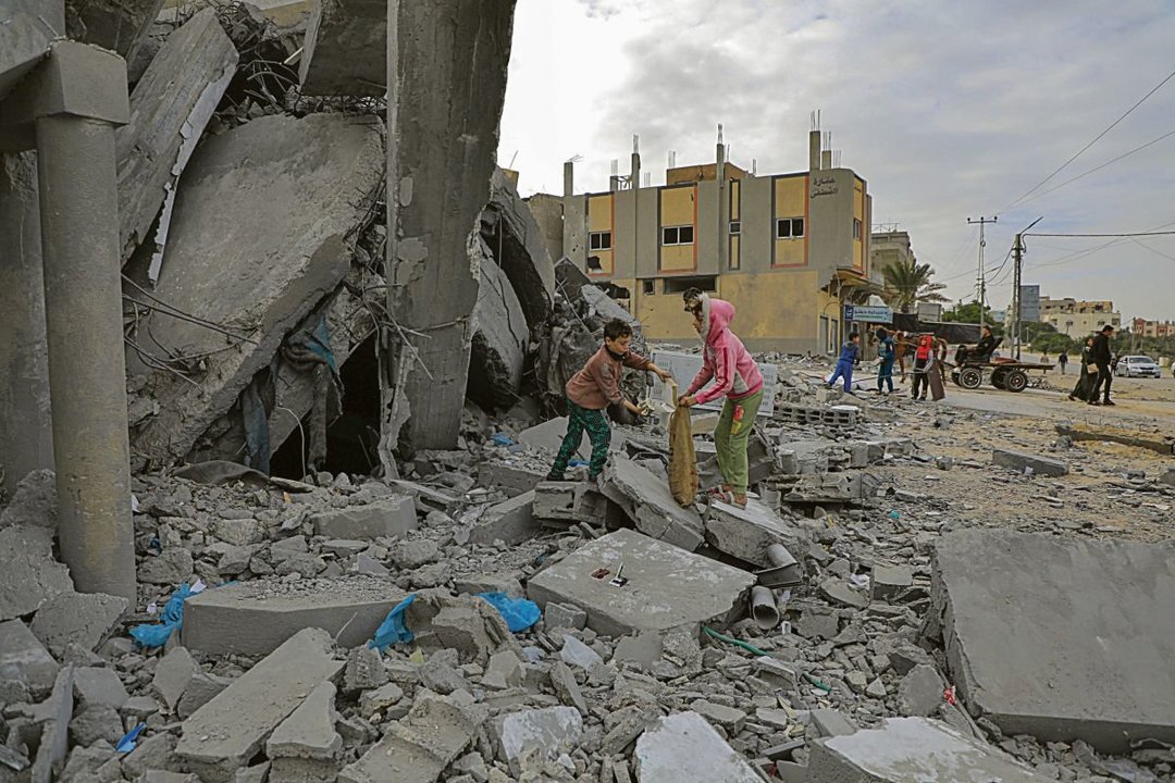 Niños palestinos en un edificio de Jan Junis bombardeado por el ejército israelí.