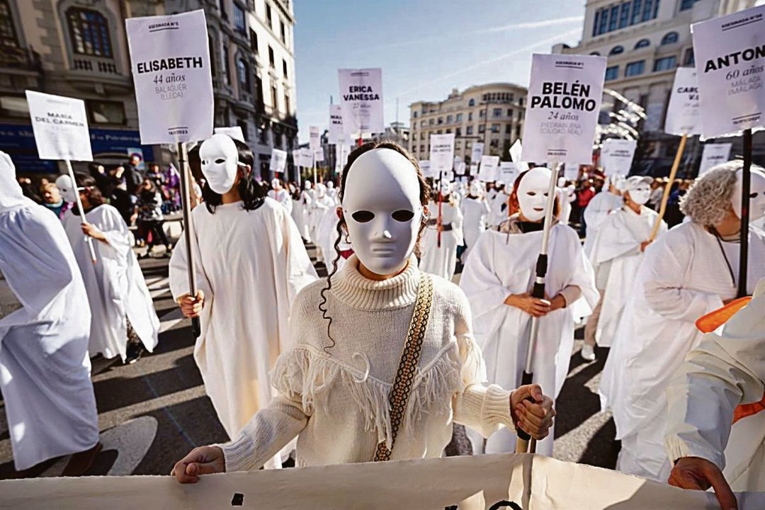 Un grupo de mujeres vestidas enteramente de blanco marchan en Madrid.