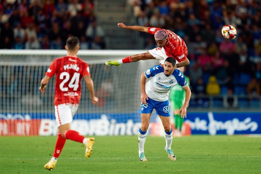Julián Araujo, que acabó expulsado, disputa un balón en el partido entre Tenerife y Las Palmas.