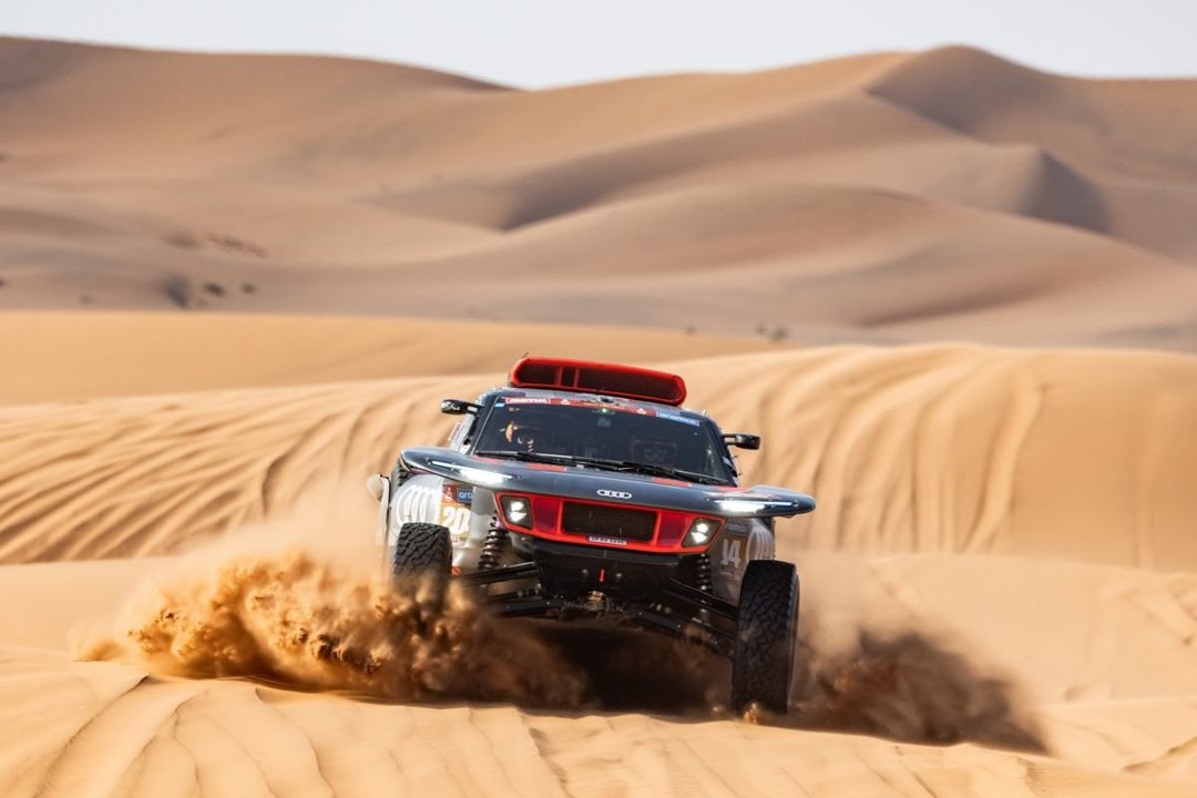 Carlos Sainz, ayer, sobre las dunas del desierto de Arabia Saudí en la segunda etapa del Dakar.