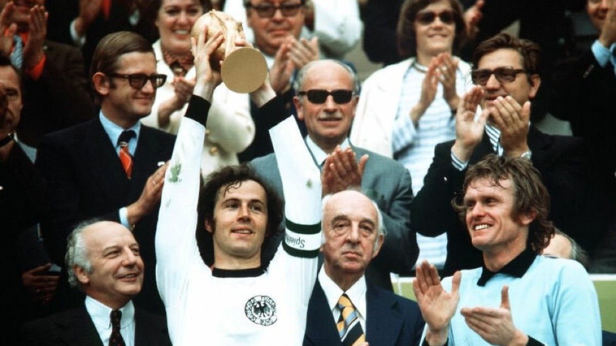 Beckenbauer levanta la Copa del Mundo del 74, título que volvió a ganar en el 90 como seleccionador.