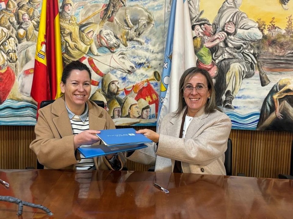 La alcaldesa Marta Valcárcel y la conselleira Ethel Vázquez firmaron  el convenio en en el Concello de Salvaterra.