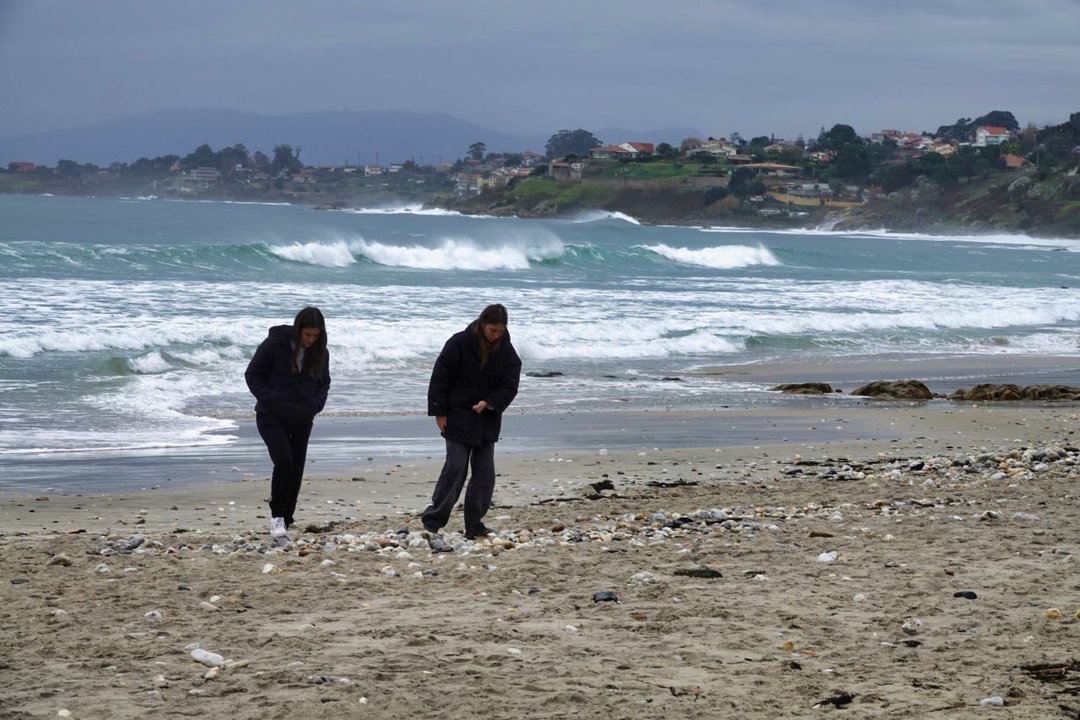 Dos personas paseando por la playa. // Vicente Alonso
