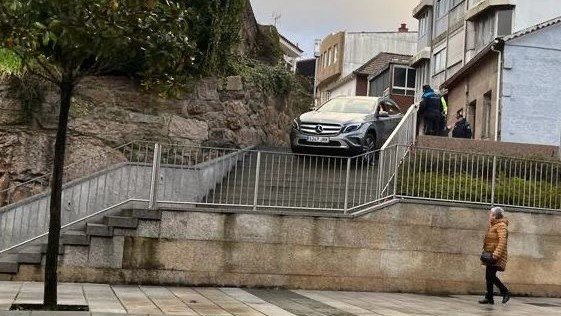 El coche se quedó encajado en unas escaleras en O Porriño.