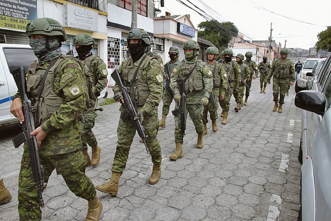 Tropas del Ejército de Ecuador patrullan por las calles de la capital del país.