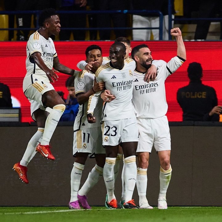 Los jugadores del Real Madrid celebran uno de los goles que marcaron ayer en la semifinal de la Supercopa, en Riad.
