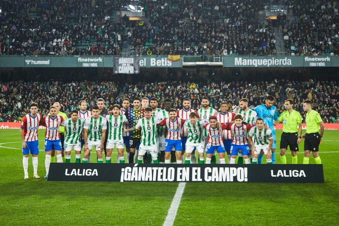 Jugadores del Betis y el Girona posan ante un cartel contra el proyecto de la Superliga en diciembre.