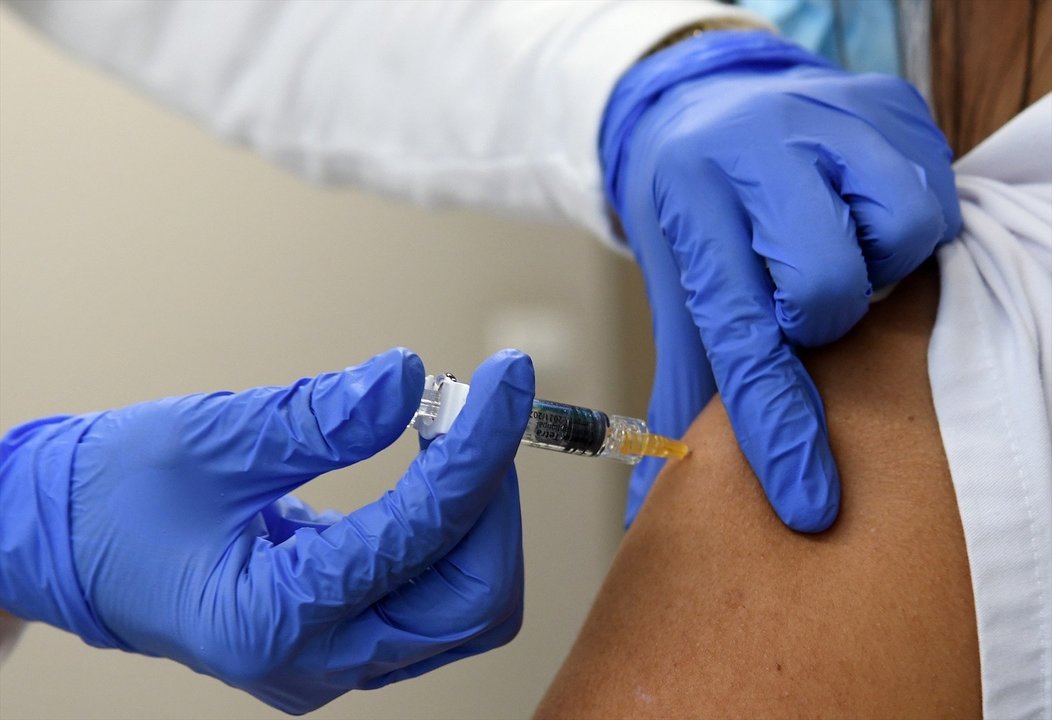 Una persona recibiendo la vacuna de la gripe. // Europa Press