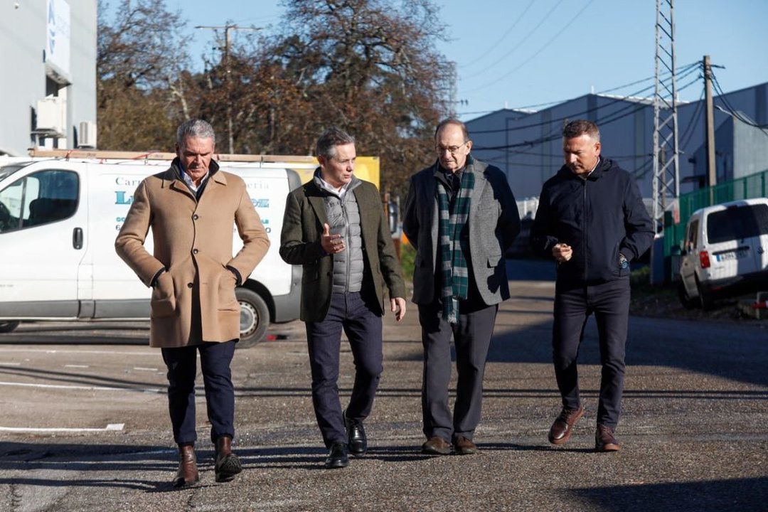 Patricio Fernández, Enrique Mallón, Miguel Fuentes y Javier Díaz pasean por el polígono industrial de A Pasaxe.