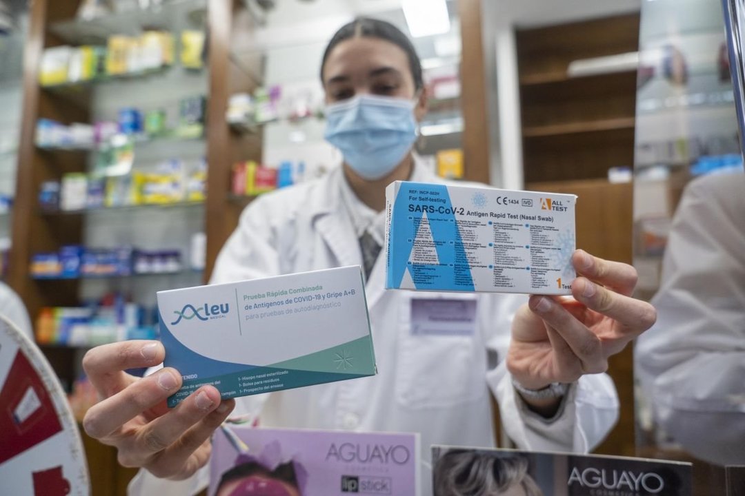 Las farmacias del área viguesa multiplicaron la venta de los test de antígenos para el autodiagnóstico en diciembre y enero.