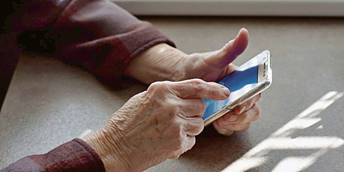 Los mayores siguen haciendo frente a una brecha digital en la sociedad.