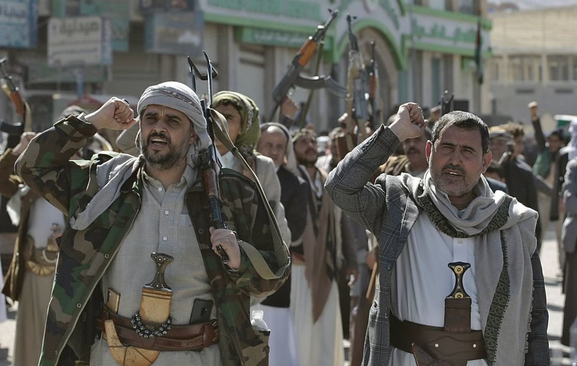 Combatientes hutíes corean consignas en Sanaa, Yemen.