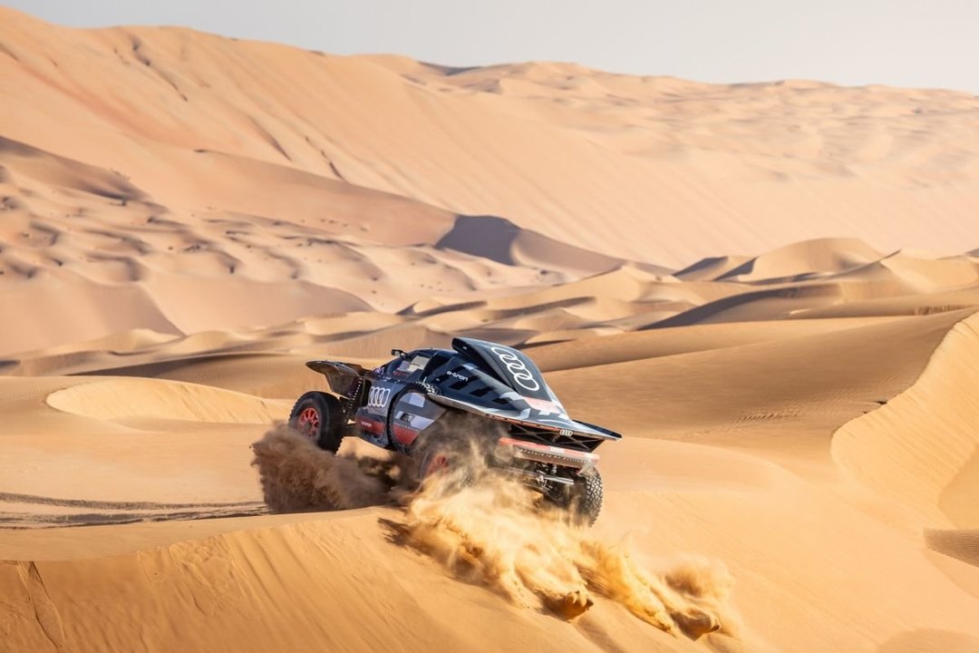 Carlos Sainz, nuevo líder en coches, atraviesa las dunas.