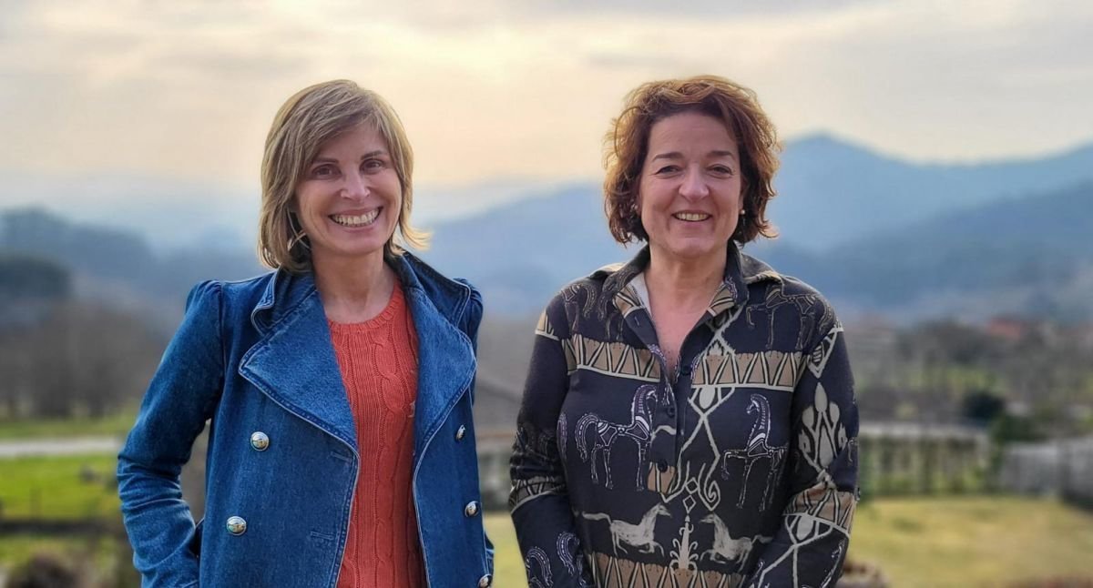 Nava Castro, alcaldesa de Pontereas, y Raquel Plana, concejala de Servicios Sociales.
