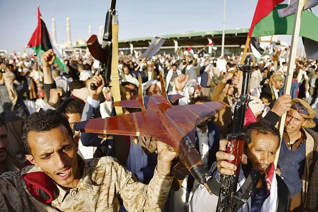 Yemeníes participan en una manifestación contra los ataques de EEUU y Reino Unido en Saná.