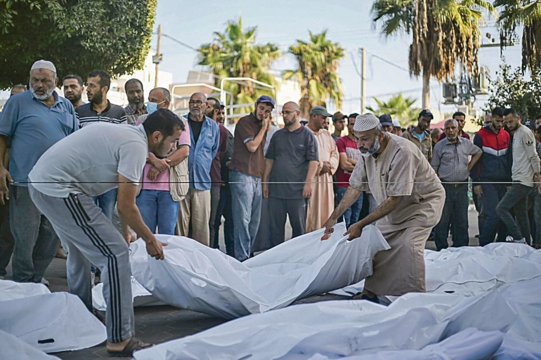 Los palestinos transportan fallecidos tras un bombardeo.