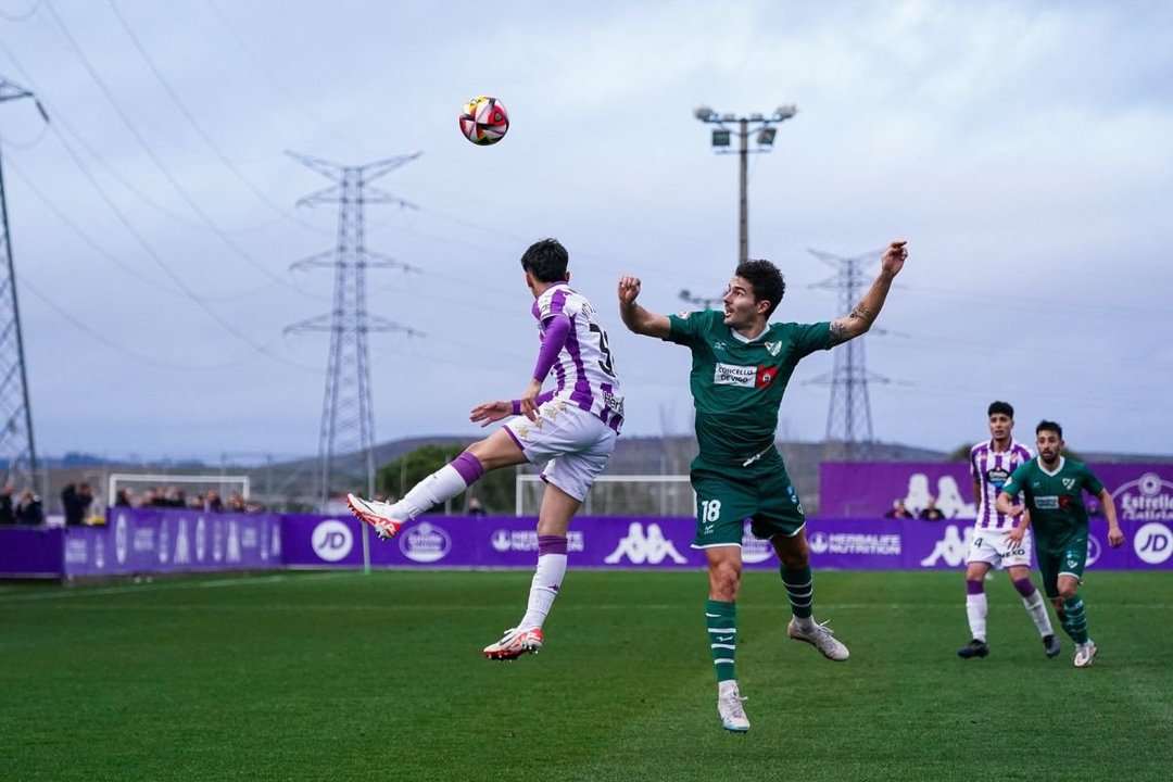 Naveira pierde una disputa aérea con un jugador del Valladolid Promesas en el duelo de ayer.