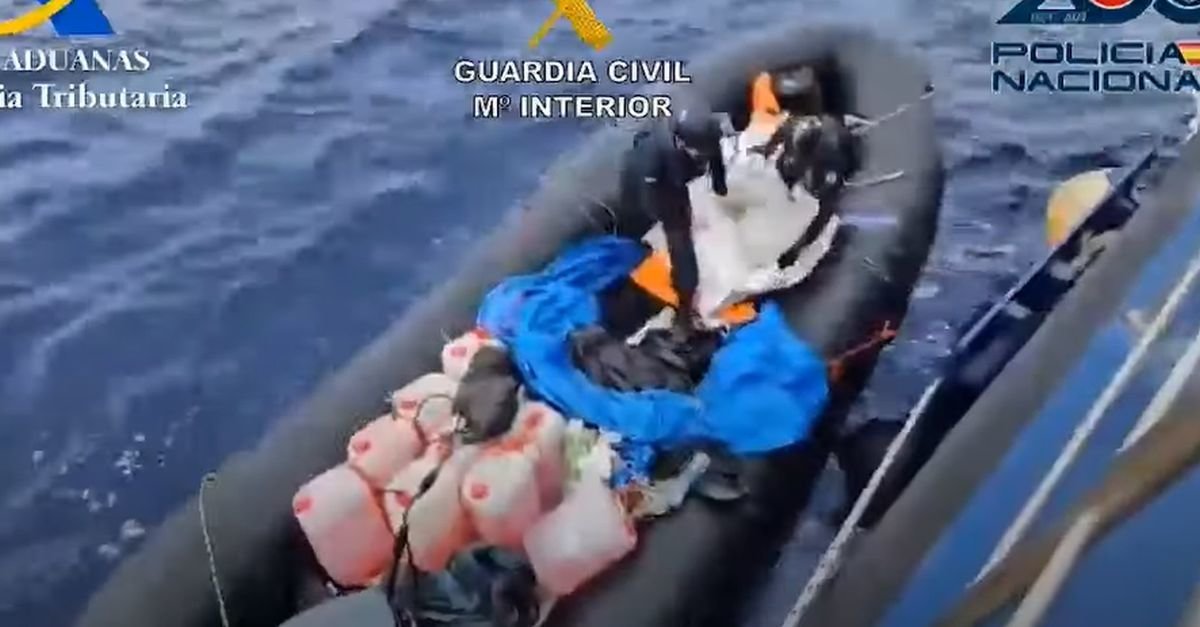 Imagen de la embarcación, en muy mal estado, que viajaba en aguas cerca de Canarias.