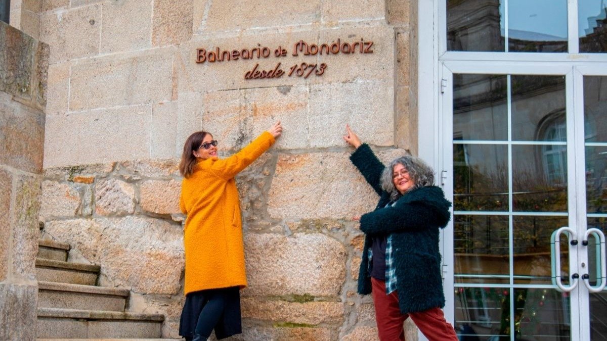 Las  periodistas Ana J. Pastor y Rosé Carrera, creadoras del podcast ‘La flor del agua', en Balneario de Mondariz.