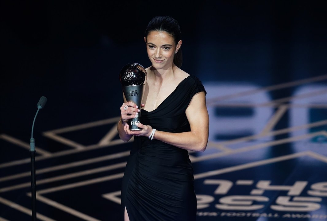 Aitana Bonmatí con el premio 'The Best'. // Europa Press