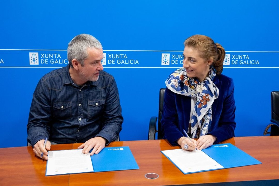 Un instante de la firma del convenio entre Ángeles Vázquez y Xabier Pin.