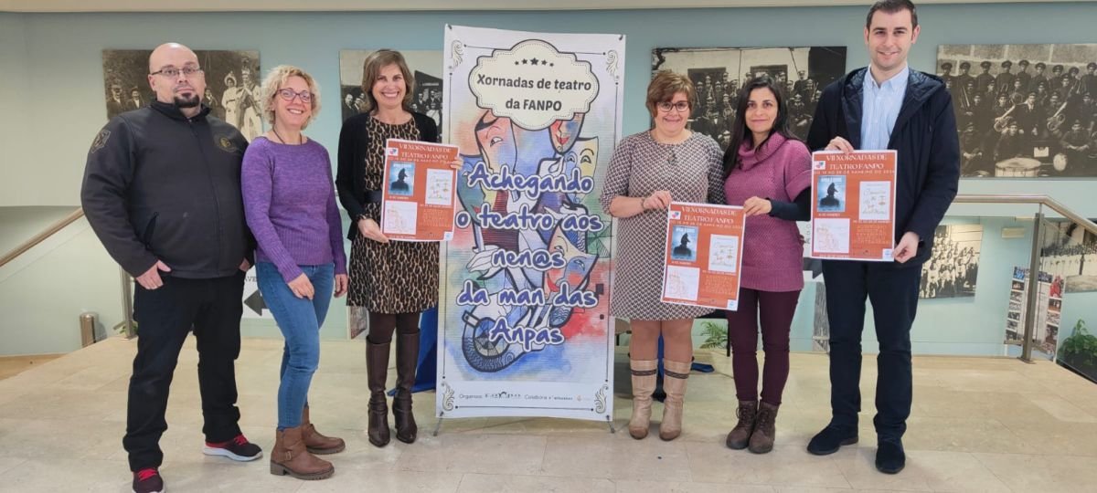 Foto de familia tras la presentación de las jornadas de la federación de padres y madres, en el Auditorio de Ponteareas.