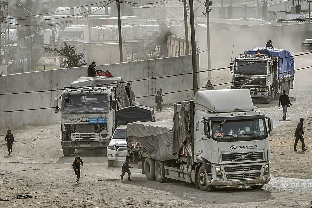 Los camiones que transportan ayuda entran en la Franja de Gaza a través del cruce de Kerem Shalom.