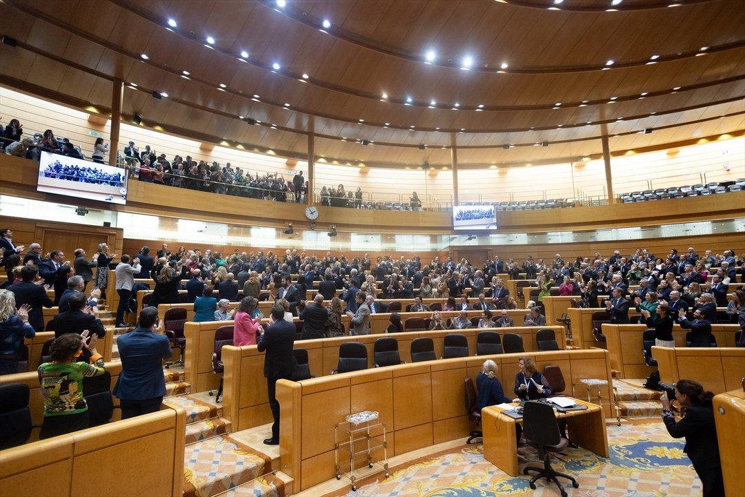Varios diputados aplauden a representantes de los colectivos de personas con discapacidad que asisten al pleno como público en una sesión extraordinaria del Congreso. // EP