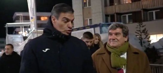 Pedro Sánchez luciendo su abrigo de Joma en Davos. // X