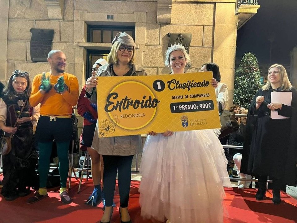 Digna Rivas disfrazada haciendo entrega del primer premio del desfile de Comparsas en una edición pasada.