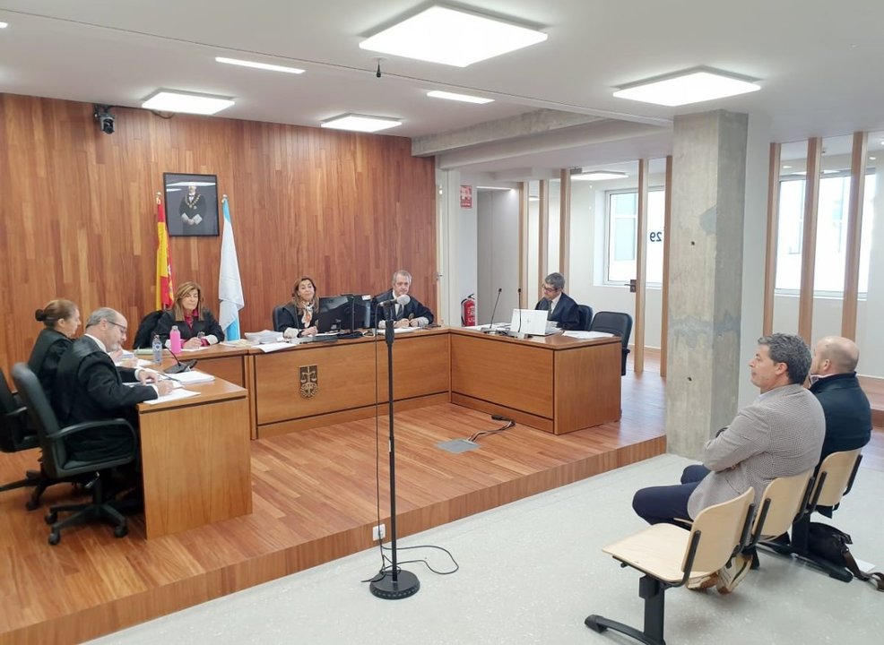 El exalcalde de Baiona, junto al actual jefe de la Policía Local, en el banquillo, ayer, en la segunda jornada del juicio en la Audiencia en Vigo.