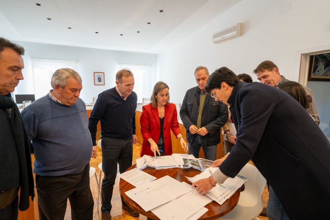 El alcalde junto a la conselleira revisando con los técnicos el nuevo proyecto del crude de Setados, en As Neves.