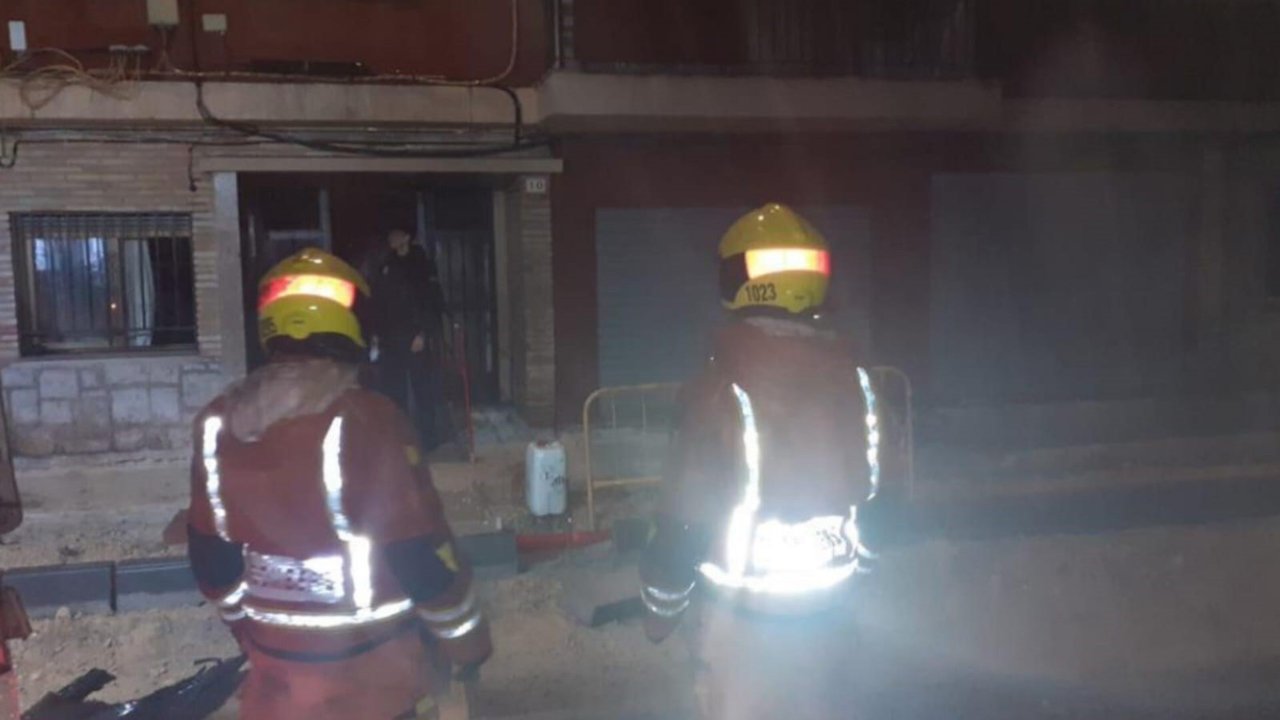 Los bomberos en la vivienda afectada por las llamas. // EP