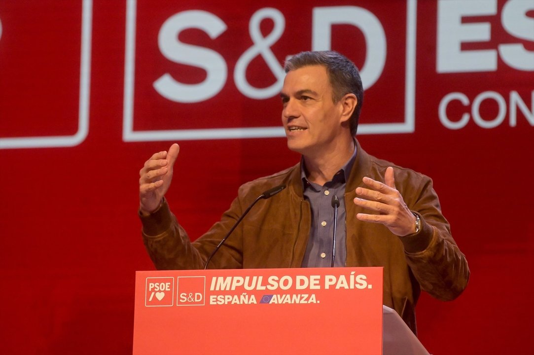 El presidente del Gobierno, Pedro Sánchez, interviene durante la clausura de la convención política del PSOE en A Coruña. // Europa Press