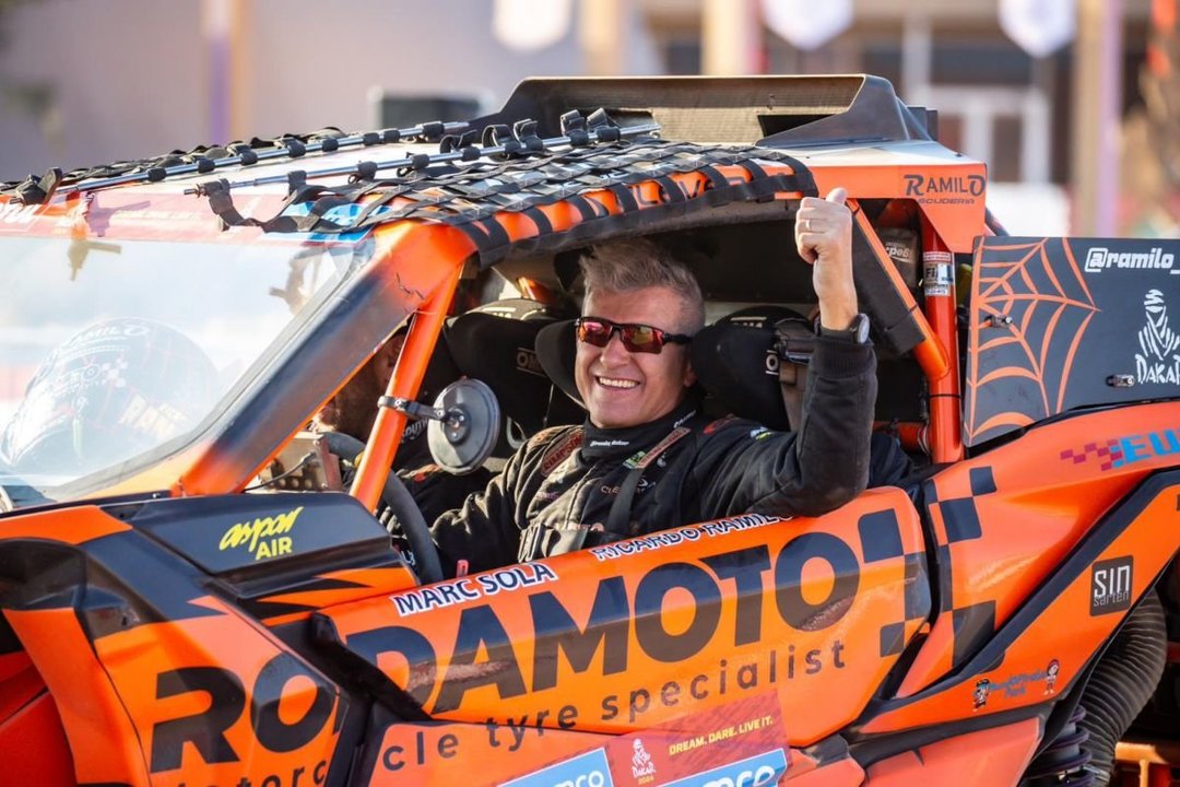 Ricardo Ramilo sonríe y levanta el pulgar a bordo de su buggy, acababa de terminar el Rally Dakar.