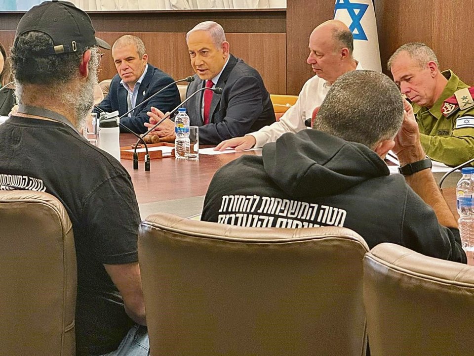 Netanyahu se reunió ayer con las familias de los rehenes.