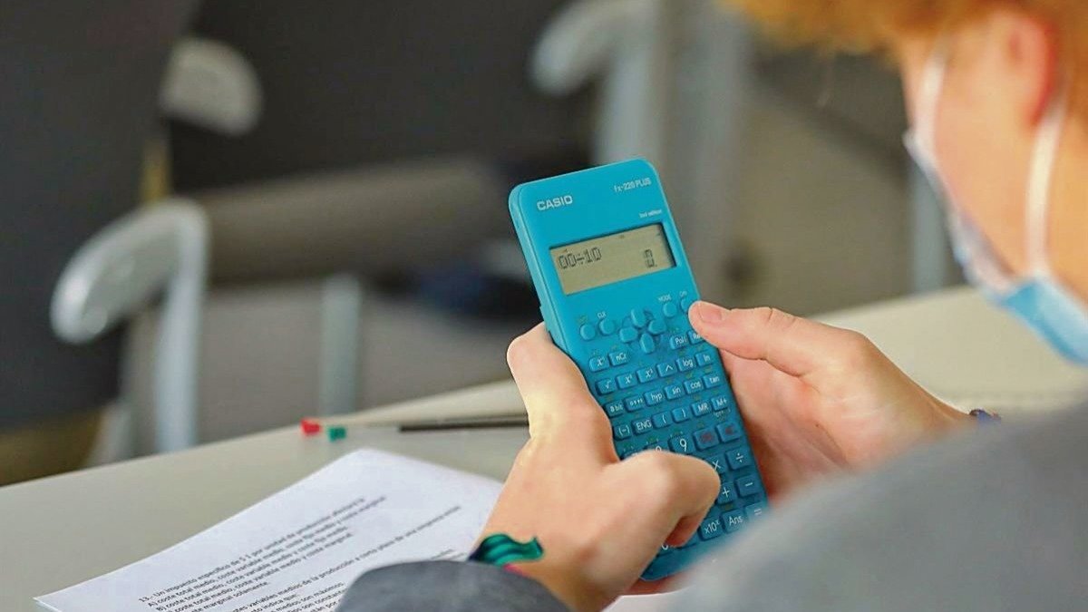 Un alumno intenta resolver un problema de matemáticas con su calculadora.