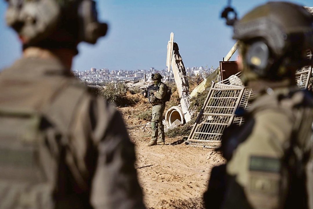 Militares israelíes patrullan la frontera de Israel con Gaza.