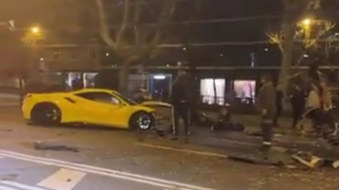 El Ferrari tras el accidente en la Castellana de Madrid. // X (@SocialDrive_es)