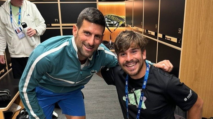 Martín de la Puente, con Djokovic, en Australia. // X (@tindelapuente)