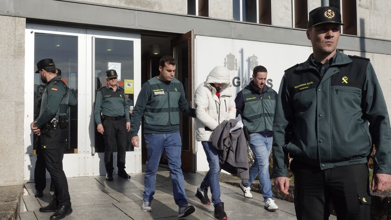 Salida de los juzgados de Porriño del detenido por el crimen de Salceda. // Vicente Alonso