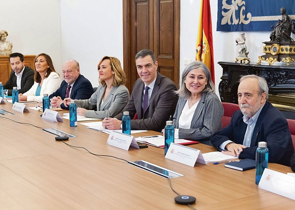 Pilar Alegría y Pedro Sánchez (c), durante la reunión con el Consejo Escolar del Estado.
